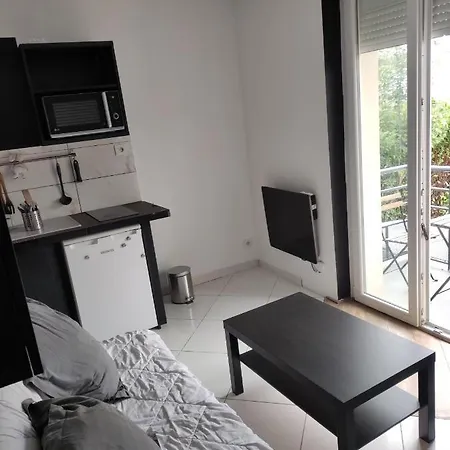 Bien Situe Avec Un Balcon