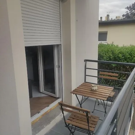 Bien Situe Avec Un Balcon *