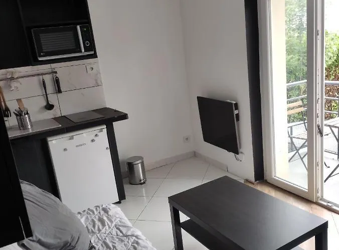 Bien Situe Avec Un Balcon