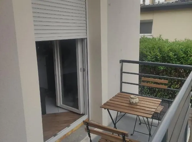 Bien Situe Avec Un Balcon *