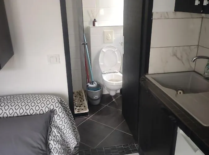 Bien Situe Avec Un Balcon 아파트 *